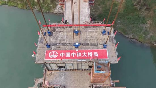 成达万高铁沱江特大桥钢混结合段首梁吊装完成 成达万高铁沱江特大桥钢混结合段首梁吊装完成