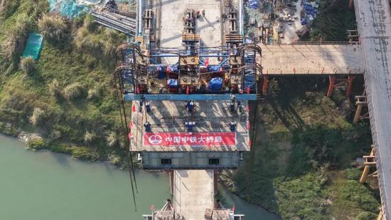 成达万高铁沱江特大桥钢混结合段首梁吊装完成 成达万高铁沱江特大桥钢混结合段首梁吊装完成
