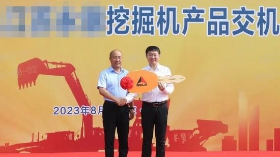 强强联合再谱新篇，山东临工与江苏某集团大客户挖掘机交机仪式隆重举行