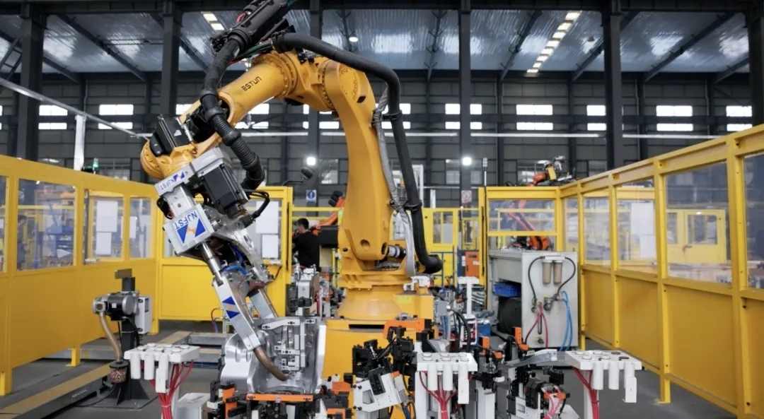 汽车&点焊〡埃斯顿为汽车行业打造“软硬一体”全场景焊接解决方案