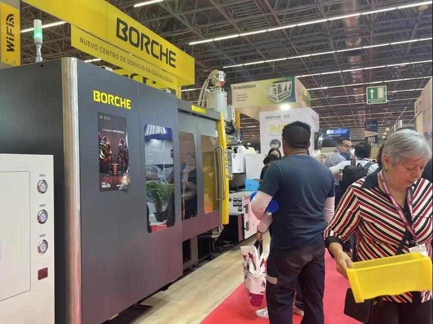 震撼！博创四台智能注塑机闪耀墨西哥展