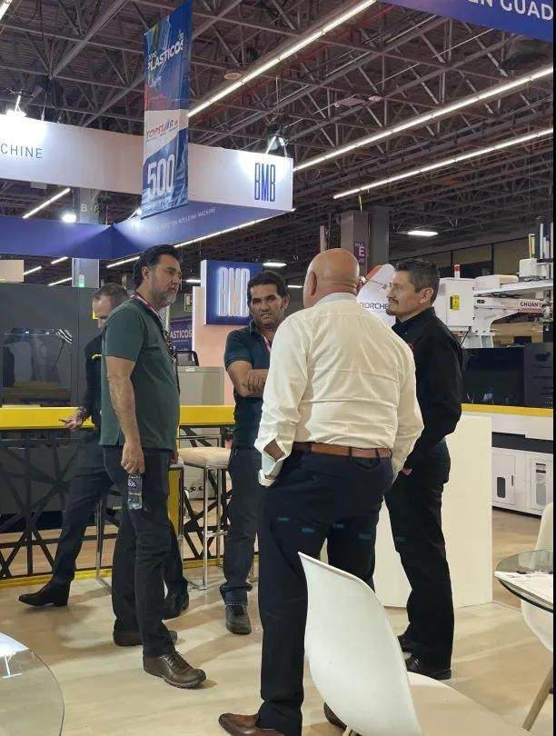 震撼！博创四台智能注塑机闪耀墨西哥展