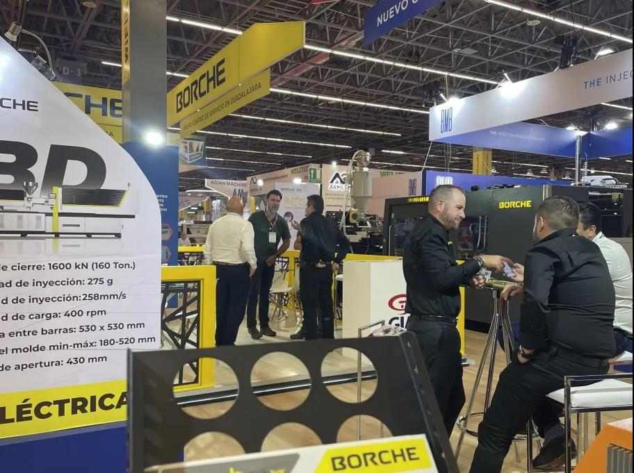 震撼！博创四台智能注塑机闪耀墨西哥展