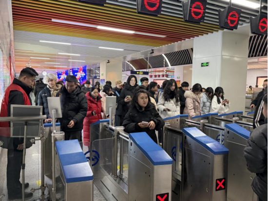 元旦护航丨百万客流下的温暖坚守 元旦护航丨百万客流下的温暖坚守