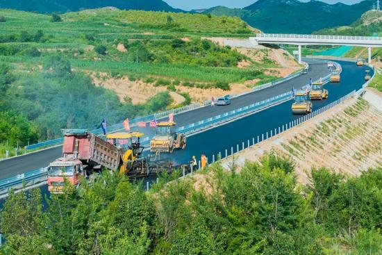 锦旗致谢！辽宁凌绥高速通车背后的装备力量