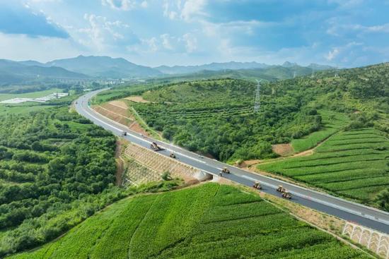 锦旗致谢！辽宁凌绥高速通车背后的装备力量