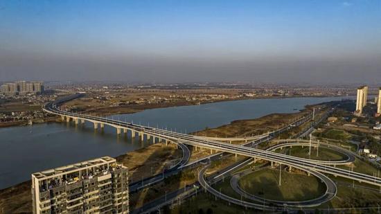 成达万高铁沱江特大桥钢混结合段首梁吊装完成