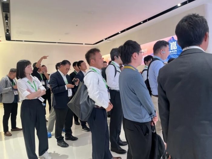 燃动鹏城！AWC 2024开幕首日智能网联汽车行业巨头齐聚，探索未来出行新风向！