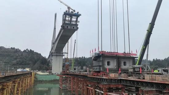 成达万高铁沱江特大桥钢混结合段首梁吊装完成