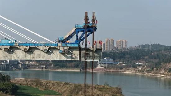 成达万高铁沱江特大桥钢混结合段首梁吊装完成