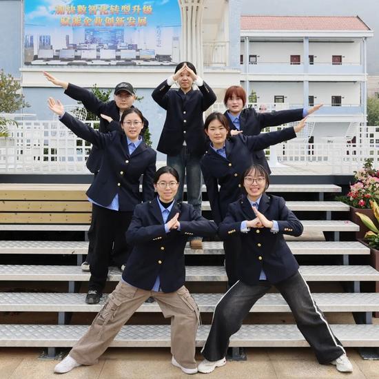 定岗不到半年，7名“00后”小姑娘屡屡获奖！