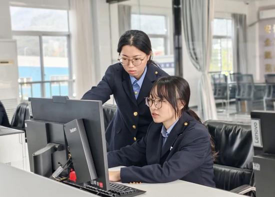 定岗不到半年，7名“00后”小姑娘屡屡获奖！