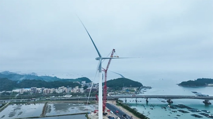 三一2000吨履带起重机成功吊装全球首台18兆瓦海上风电机组！